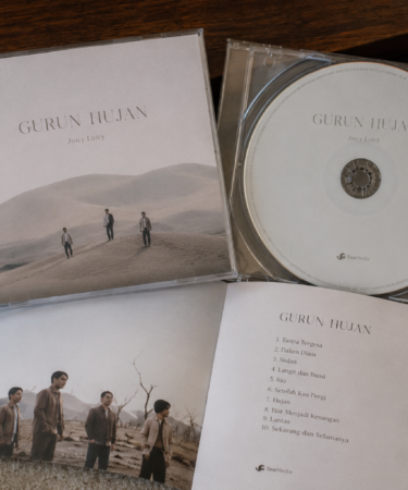 review lagu Gurun Hujan Juicy Luicy analisis lirik dan aransemen