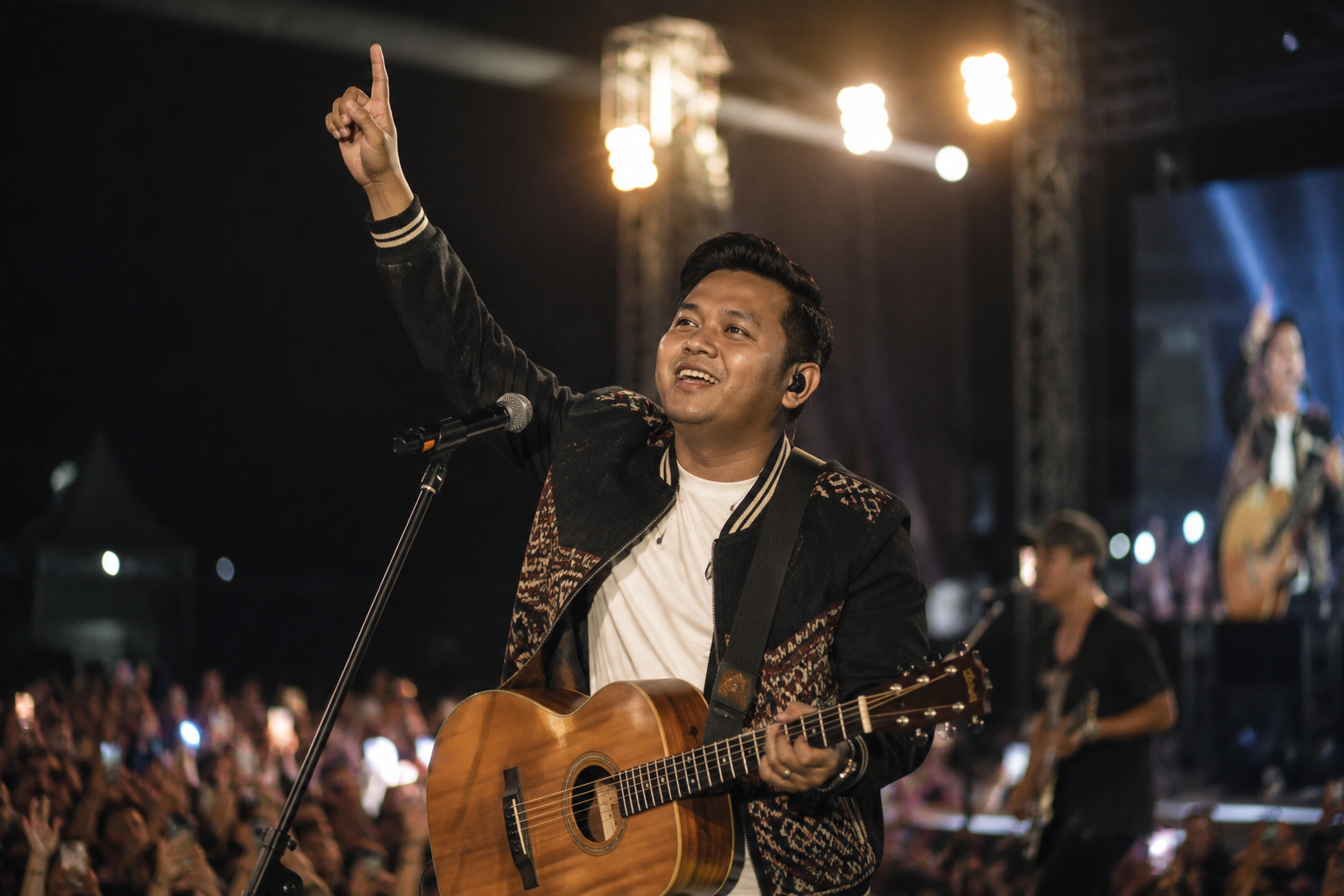 penyanyi membawakan musik daerah dengan gitar akustik