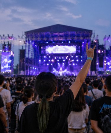 suasana ramai festival musik dengan penonton