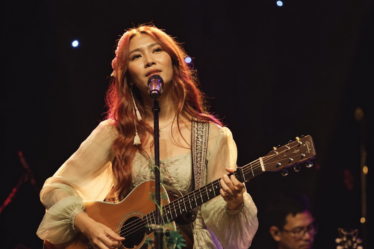 penyanyi tampil di panggung musik