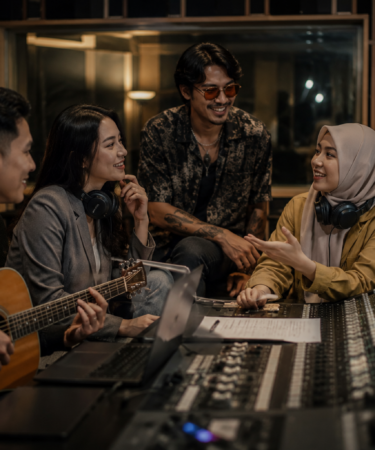 dua musisi berbeda genre dalam kolaborasi lintas genre musik