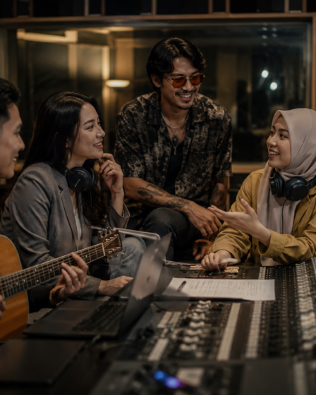 dua musisi berbeda genre dalam kolaborasi lintas genre musik