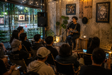 suasana intim penonton menikmati konser kecil