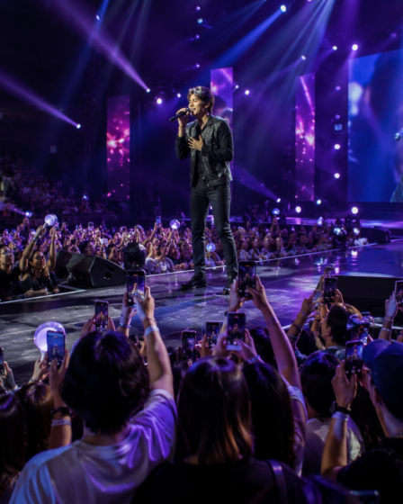 penampilan panggung musisi lagu pop Indonesia di festival internasional