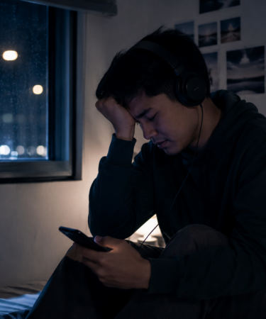 seseorang mendengarkan musik sedih dengan headphone