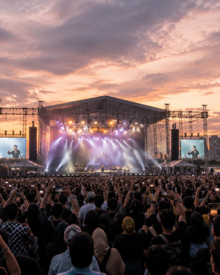 penonton menikmati konser outdoor di stadion terbuka