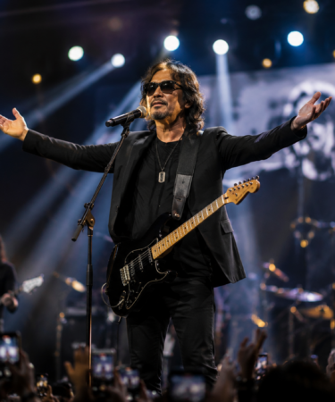 panggung konser comeback musisi legendaris yang megah