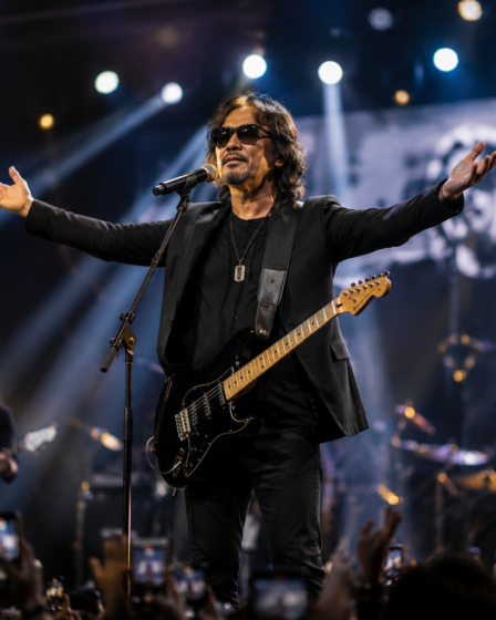 panggung konser comeback musisi legendaris yang megah