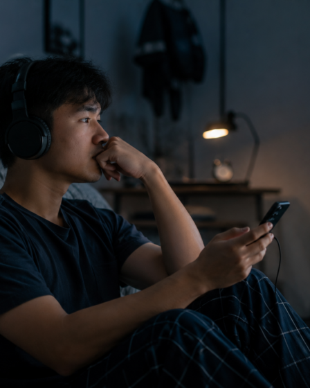 seseorang mendengarkan lagu saat overthinking dengan headphone