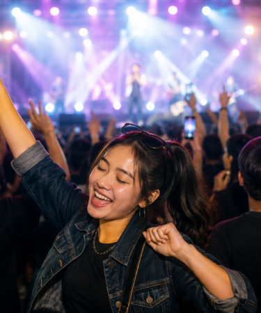 penyanyi membawakan musik hipdut di panggung konser