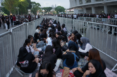 penggemar mengantre untuk pengalaman konser yang tak terlupakan