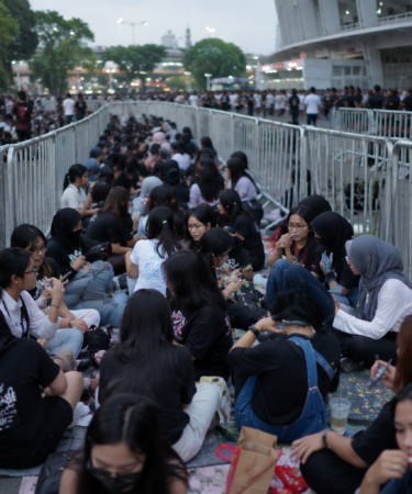 penggemar mengantre untuk pengalaman konser yang tak terlupakan