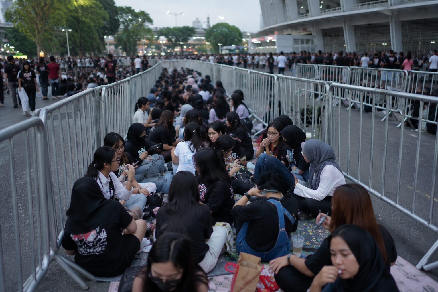 penggemar mengantre untuk pengalaman konser yang tak terlupakan