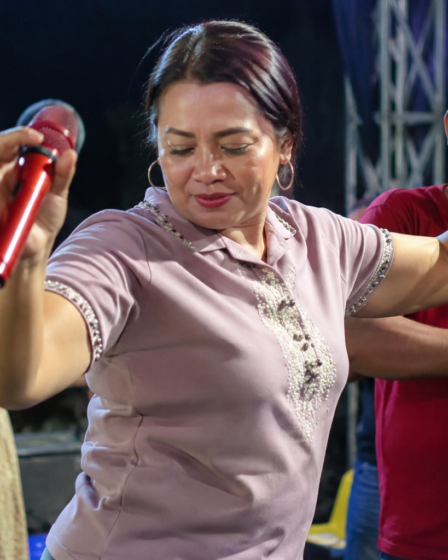 Rita Susilawati tampil di panggung lokal