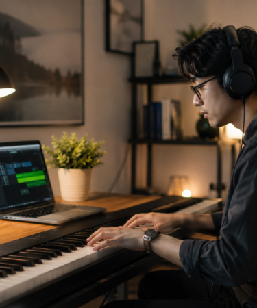 seseorang bekerja sambil mendengarkan musik instrumental modern