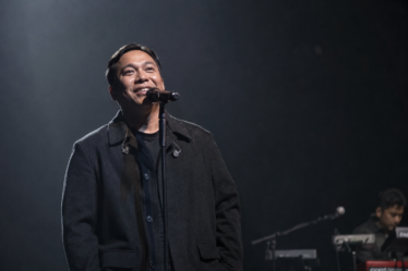Sal Priadi menampilkan Lagu Ada Titik-Titik di Ujung Doa di panggung