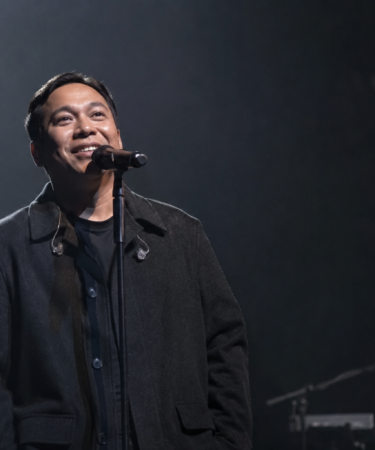 Sal Priadi menampilkan Lagu Ada Titik-Titik di Ujung Doa di panggung