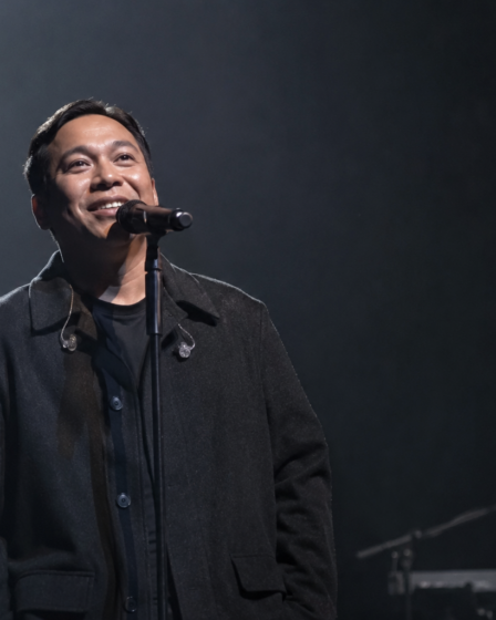 Sal Priadi menampilkan Lagu Ada Titik-Titik di Ujung Doa di panggung