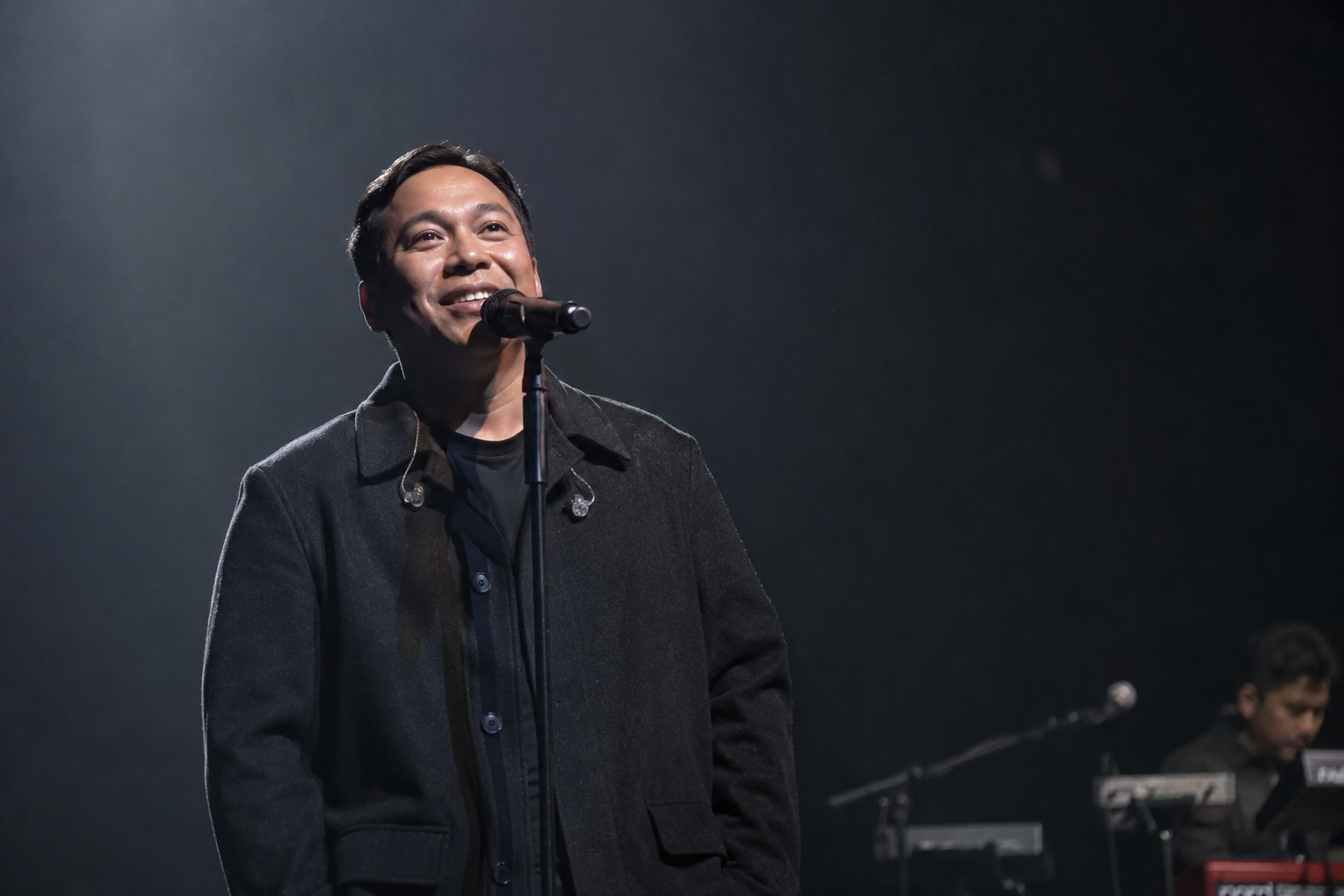 Sal Priadi menampilkan Lagu Ada Titik-Titik di Ujung Doa di panggung