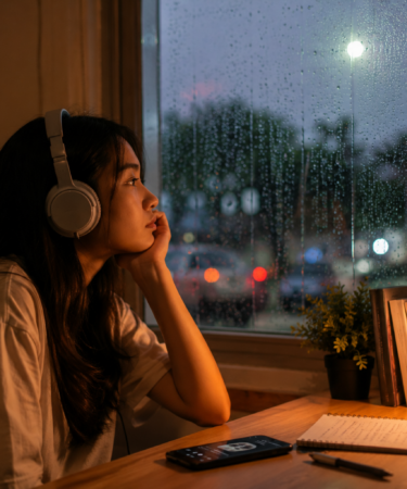 suasana reflektif mendengarkan lagu perpisahan yang dewasa