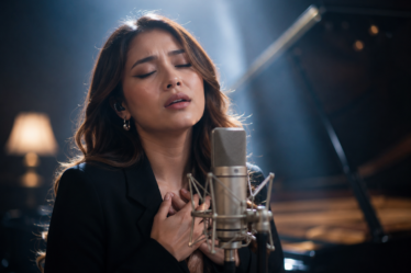 Angie Carvalho membawakan Remuk Angie Carvalho di panggung