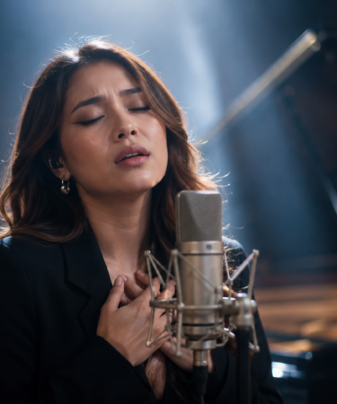 Angie Carvalho membawakan Remuk Angie Carvalho di panggung