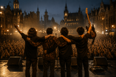 band lokal tampil di panggung festival saat musisi indie tembus Eropa