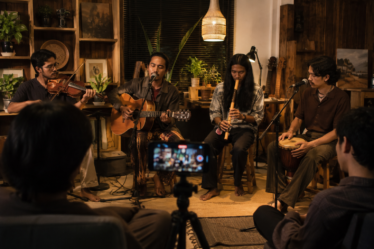 penampilan musisi dengan gitar akustik dalam musik folk Indonesia