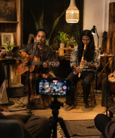 penampilan musisi dengan gitar akustik dalam musik folk Indonesia