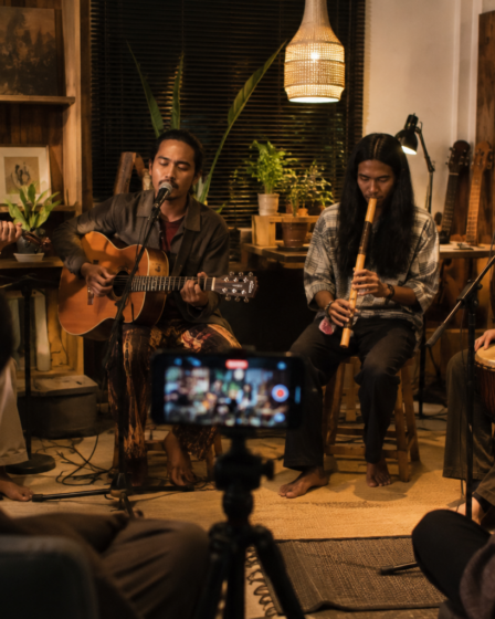 penampilan musisi dengan gitar akustik dalam musik folk Indonesia