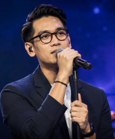 Afgan tampil bernyanyi di atas panggung konser dengan pencahayaan profesional dan penonton di hadapannya