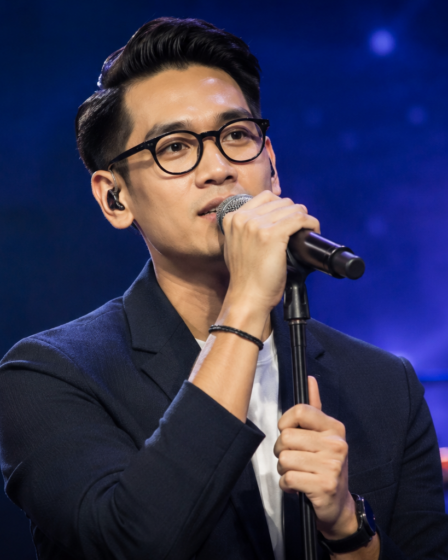 Afgan tampil bernyanyi di atas panggung konser dengan pencahayaan profesional dan penonton di hadapannya
