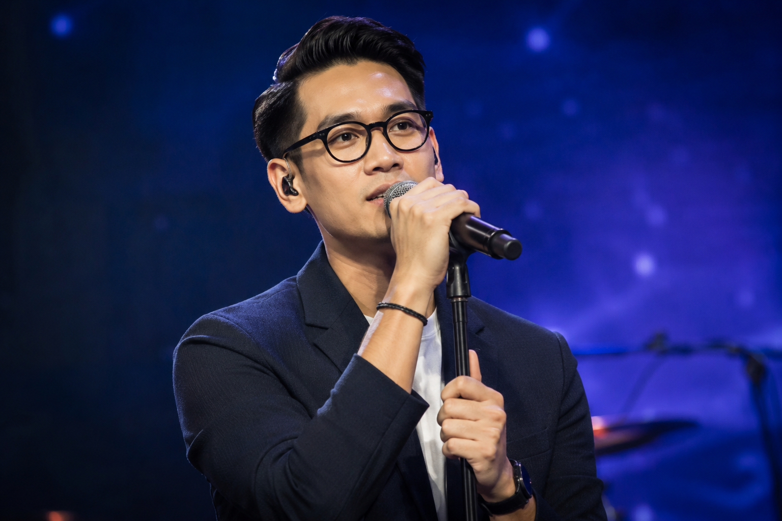 Afgan tampil bernyanyi di atas panggung konser dengan pencahayaan profesional dan penonton di hadapannya
