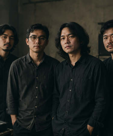 Banda Neira tampil membawakan lagu akustik dengan suasana hangat di atas panggung.