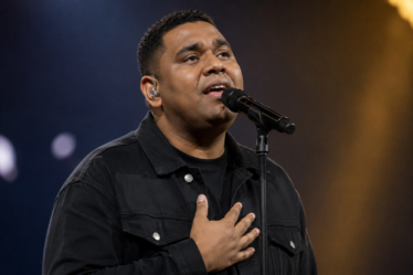 Andmesh Kamaleng tampil membawakan lagu di atas panggung konser dengan karakter vokal yang kuat sebagai musisi Indonesia.
