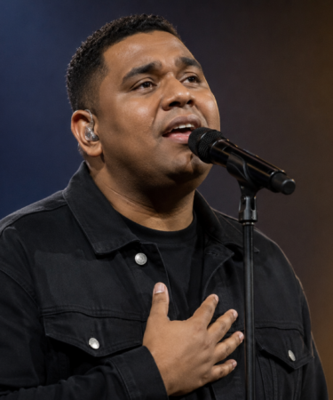 Andmesh Kamaleng tampil membawakan lagu di atas panggung konser dengan karakter vokal yang kuat sebagai musisi Indonesia.