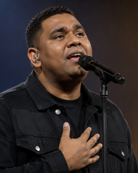 Andmesh Kamaleng tampil membawakan lagu di atas panggung konser dengan karakter vokal yang kuat sebagai musisi Indonesia.