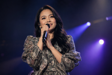 Perjalanan Karier Yura Yunita saat tampil membawakan lagu di atas panggung.