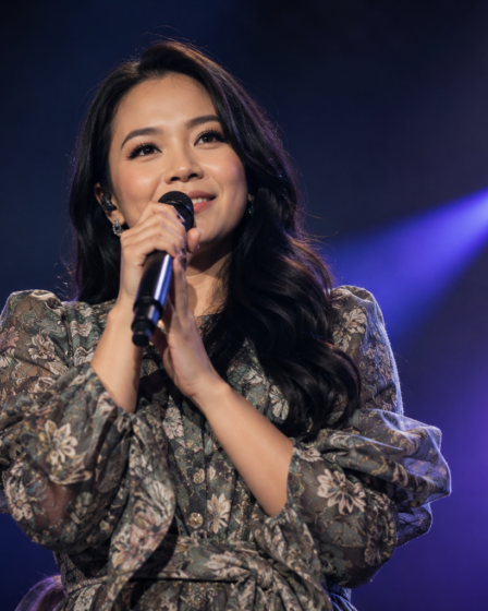Perjalanan Karier Yura Yunita saat tampil membawakan lagu di atas panggung.