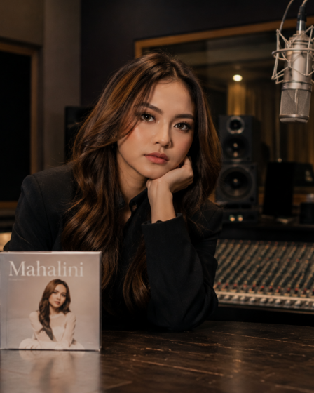 Mahalini tampil membawakan lagu di atas panggung dengan pencahayaan konser modern