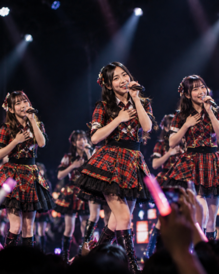 JKT48 saat tampil di atas panggung dengan formasi anggota yang membawakan pertunjukan penuh energi di hadapan para penggemar.