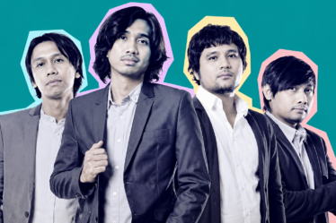 Sheila On 7 tampil di atas panggung membawakan lagu-lagu hits mereka.