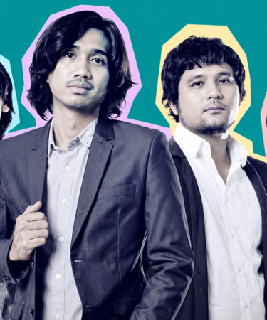 Sheila On 7 tampil di atas panggung membawakan lagu-lagu hits mereka.