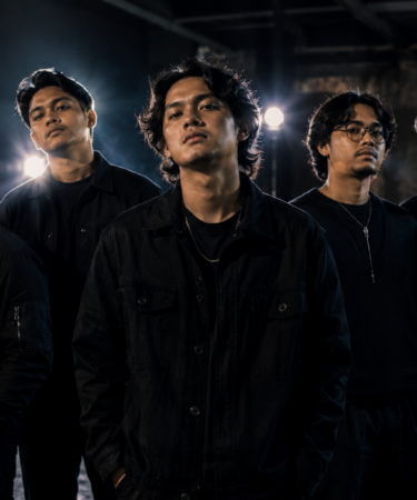 For Revenge Band Indonesia saat tampil membawakan lagu di atas panggung konser.