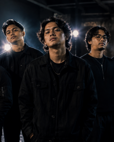 For Revenge Band Indonesia saat tampil membawakan lagu di atas panggung konser.