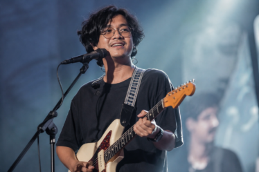 Hindia tampil membawakan lagu dengan karakter musik yang khas dan lirik penuh makna.