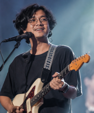 Hindia tampil membawakan lagu dengan karakter musik yang khas dan lirik penuh makna.
