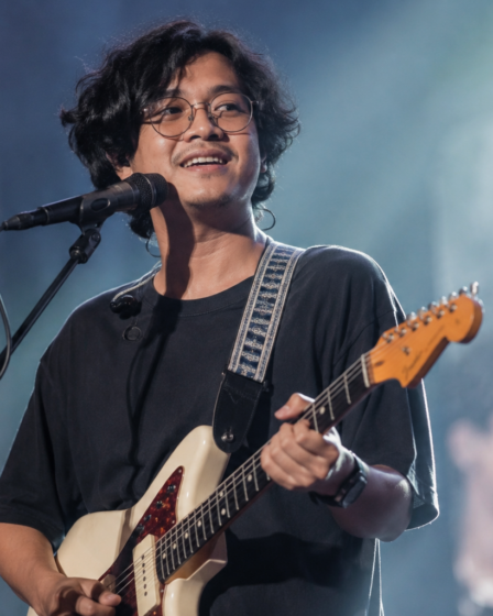 Hindia tampil membawakan lagu dengan karakter musik yang khas dan lirik penuh makna.