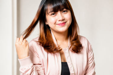Ghea Indrawari tampil menyanyikan lagu di atas panggung dengan ekspresi hangat dan pencahayaan konser yang elegan.