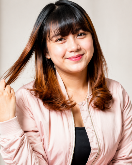 Ghea Indrawari tampil menyanyikan lagu di atas panggung dengan ekspresi hangat dan pencahayaan konser yang elegan.